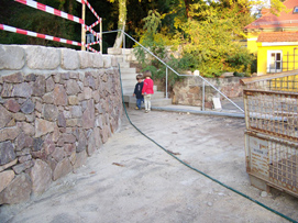 Die neue St&uuml;tzmauer auf der in den Hang eingebauten Garage nach der Fertigstellung 2009. Das Garagendach wurde mit einer d&uuml;nnen Schicht Kalkschotter belegt und mit Blumen-Schotter-Rasen einges&auml;t.