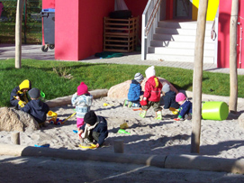 Reger Betrieb im Sandspielgel&auml;nde