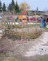 Spielh&uuml;gel mit Weidenflechtwerk nach der Fertigstellung im Herbst 2008